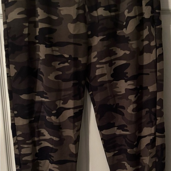 Plus size Camo print joggers - Picture 5 of 11